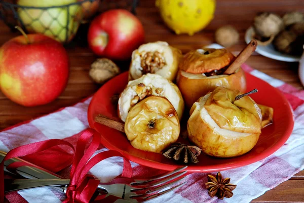 Süzme peynir ve ceviz ile fırında pişmiş elma