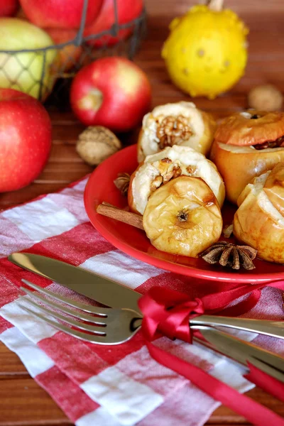 Яблоки, запеченные в духовке с творогом и грецкими орехами — стоковое фото
