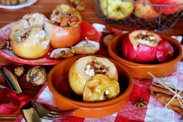 Manzanas al horno con requesón y nueces — Foto de Stock