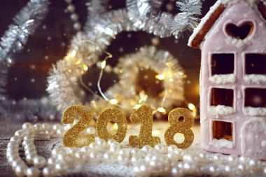 Sihirli kış Noel resmi. Kar ile ev gingerbread.