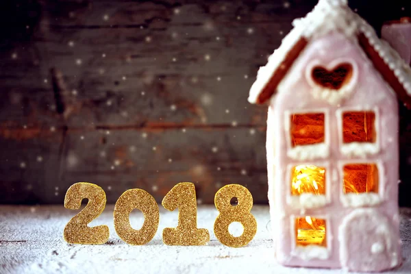 Imagen mágica de Navidad de invierno. Casa de jengibre con nieve . — Foto de Stock