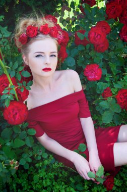 Çıplak omuz ve kırmızı gül ile Kızıl Kırmızı elbiseli Bayan vampir