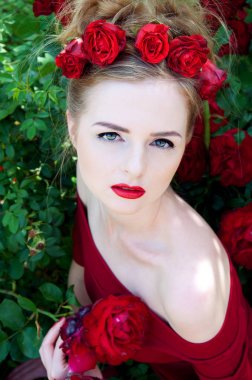 Çıplak omuz ve kırmızı gül ile Kızıl Kırmızı elbiseli Bayan vampir