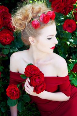 Kırmızı gül ile güzel sarışın portresi