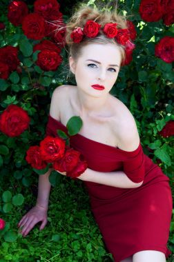 Çıplak omuz ve kırmızı gül ile Kızıl Kırmızı elbiseli Bayan vampir