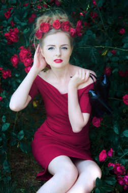 Güzel sarışın pembe Güllü portresi