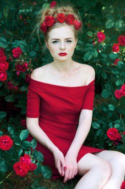 Kırmızı gül ile güzel sarışın portresi