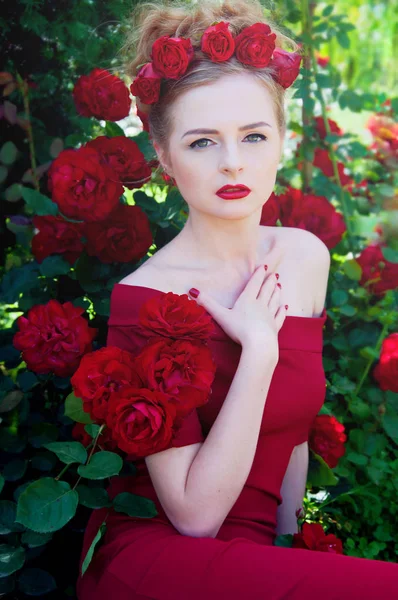 Señora vampiro en vestido rojo carmesí con hombros desnudos y rosa roja —  Fotos de Stock