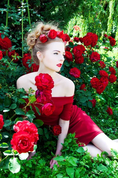 Retrato de bela loira com rosas vermelhas — Fotografia de Stock
