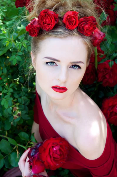 Lady vamp in crimson red dress with naked shoulders and red rose — Stock Photo, Image