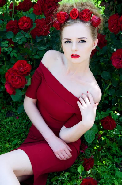 Lady vamp in crimson rode jurk met naakte schouders en rood rose — Stockfoto