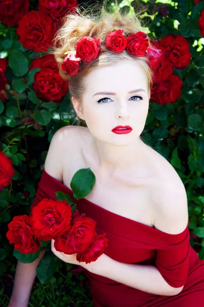 Porträt der schönen Blondine mit roten Rosen — Stockfoto