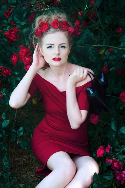 Портрет красивой блондинки с красными розами — стоковое фото