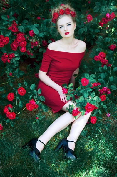 Portrait de belle blonde aux roses rouges — Photo