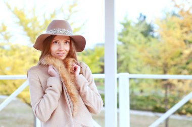 Fedora şapkanı ve Paltonu zarif beyaz kadın