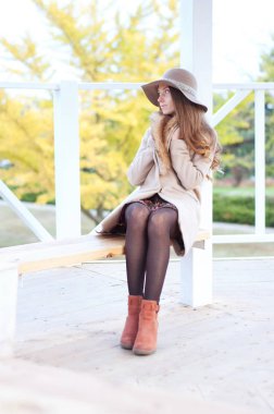 Fedora şapkanı ve Paltonu zarif beyaz kadın