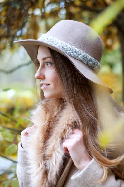 Mulher caucasiana elegante em chapéu fedora e casaco — Fotografia de Stock