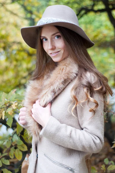 Elegante mujer caucásica en sombrero fedora y abrigo —  Fotos de Stock