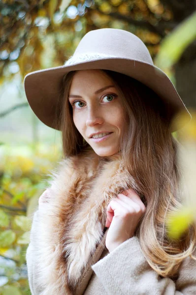 Mulher caucasiana elegante em chapéu fedora e casaco — Fotografia de Stock