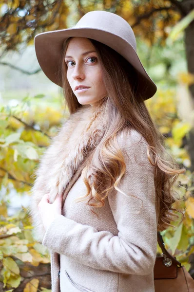 Elegant caucasian woman in fedora hat and coat — Stock Photo, Image