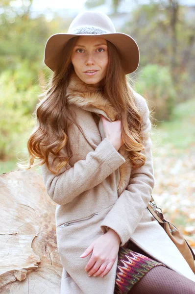 Elegante kaukasische Frau mit Fedora-Hut und Mantel — Stockfoto