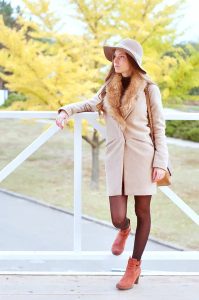Elegante Kaukasische vrouw in fedora hoed en jas — Stockfoto