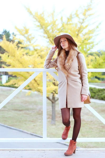 Елегантна біла жінка в капелюсі і пальто — стокове фото