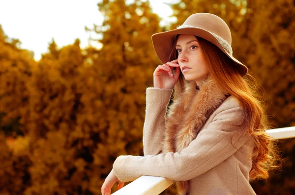 Mulher com cabelos longos e ruivos, chapéu fedora e casaco de peles — Fotografia de Stock