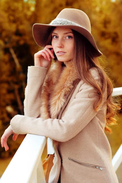 Mulher caucasiana elegante em chapéu fedora e casaco — Fotografia de Stock