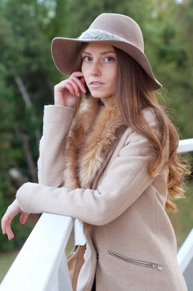 Елегантна біла жінка в капелюсі і пальто — стокове фото