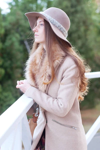 Mulher caucasiana elegante em chapéu fedora e casaco — Fotografia de Stock