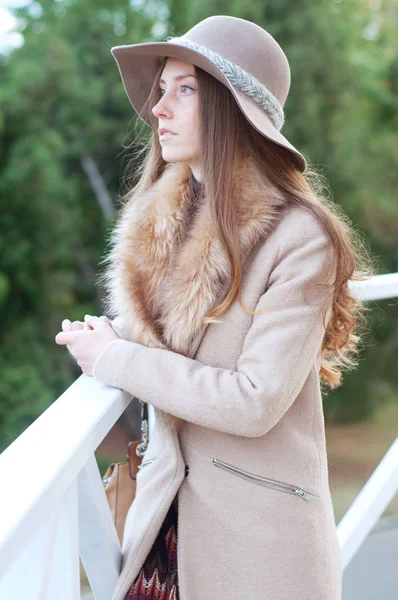 Elegante mujer caucásica en sombrero fedora y abrigo — Foto de Stock