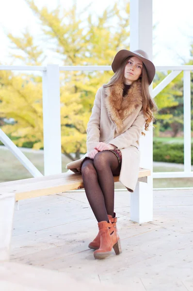 Elegante kaukasische Frau mit Fedora-Hut und Mantel — Stockfoto