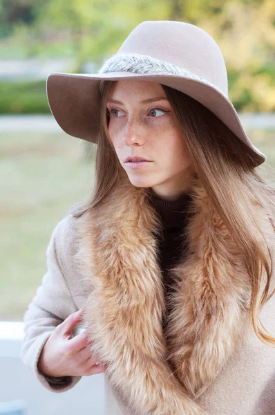 Elegant caucasian woman in fedora hat and coat — Stock Photo, Image