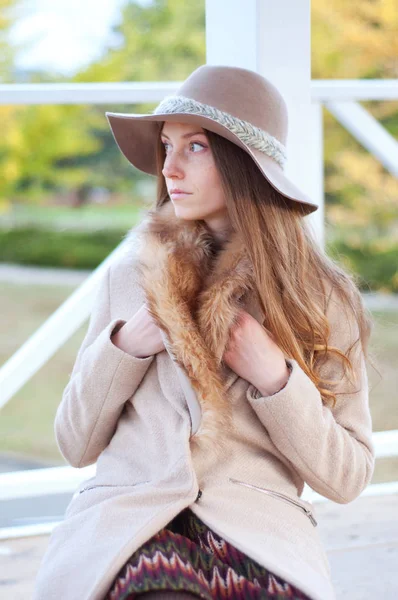 Κομψό καυκάσιος γυναίκα με καπέλο και το παλτό — Φωτογραφία Αρχείου