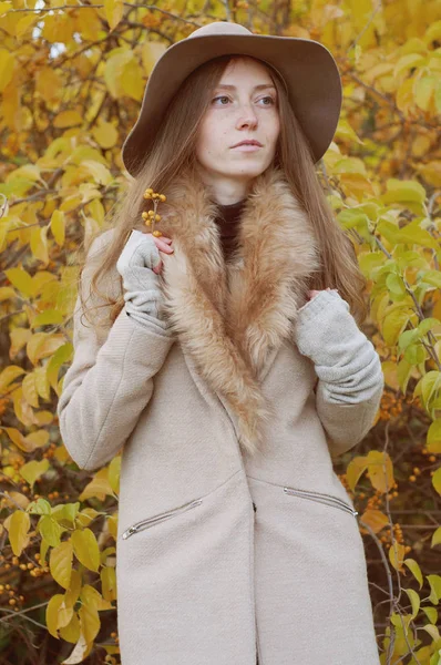 Retro görünüm. Kürk manto ve f uzun saçlı güzel kül sarışın