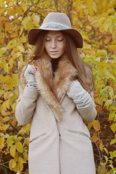 Retro-Look. schöne aschblonde mit langen Haaren im Pelzmantel und — Stockfoto