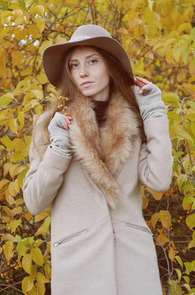Retro look. Beautiful ash blond with long hair in fur coat and f — Stock Photo, Image