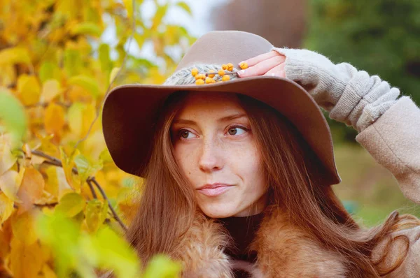 Look retrò. Bella bionda cenere con capelli lunghi in pelliccia e f — Foto Stock