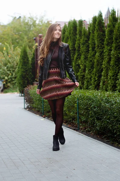 Estilo de moda de rua. Jovem mulher saindo de casa vestindo mi — Fotografia de Stock