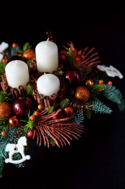 Kış tablo centerpiece çelenk mumlar, yılbaşı oyuncakları ile ve 