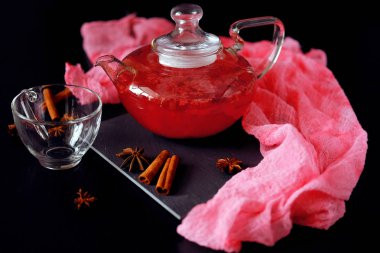 Cam çaydanlık tarçın ile kızılcık bitkisel sıcak çay içecek ve