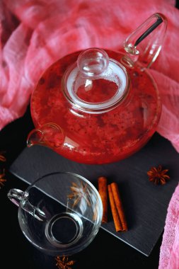 Cam çaydanlık tarçın ile kızılcık bitkisel sıcak çay içecek ve