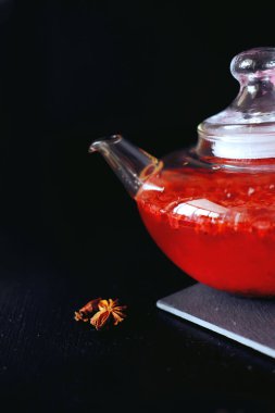 Cam çaydanlık tarçın ile kızılcık bitkisel sıcak çay içecek ve