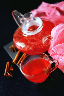 Cam çaydanlık tarçın ile kızılcık bitkisel sıcak çay içecek ve