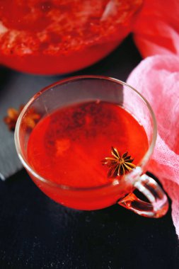 Cam çaydanlık tarçın ile kızılcık bitkisel sıcak çay içecek ve