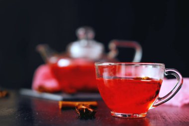 Cam çaydanlık tarçın ile kızılcık bitkisel sıcak çay içecek ve