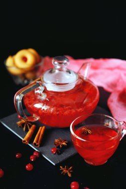 Cam çaydanlık tarçın ile kızılcık bitkisel sıcak çay içecek ve