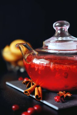 Cam çaydanlık tarçın ile kızılcık bitkisel sıcak çay içecek ve