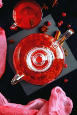 Cam çaydanlık tarçın ile kızılcık bitkisel sıcak çay içecek ve